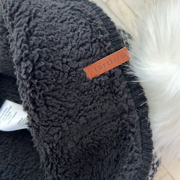 Turtlefur Lambswool Pompom Winter Hat - Picture 2 of 4